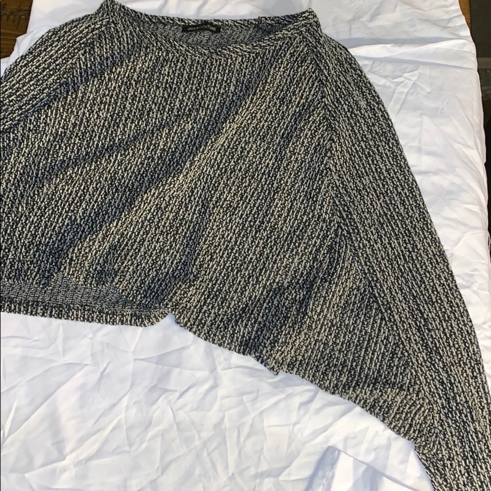 Cropped, light long sleeve top